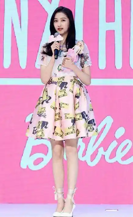 民国闺女关晓彤的身高看起来不能再长了