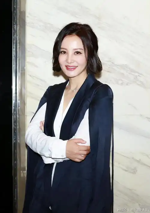 49岁陶红穿白色深v衬衫配黑色外套,皮肤雪白,美得都忘了年龄