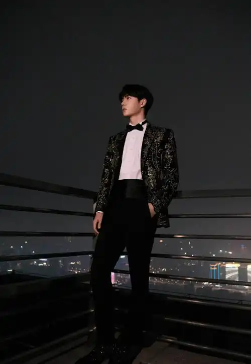 王一博端午节分享全身照