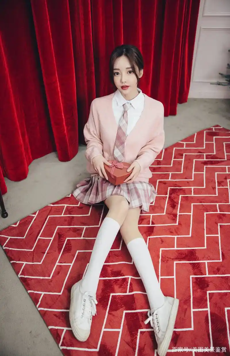 女神孙允珠日常穿搭:草莓甜美校花伊顿学园百褶裙,大显青春靓丽