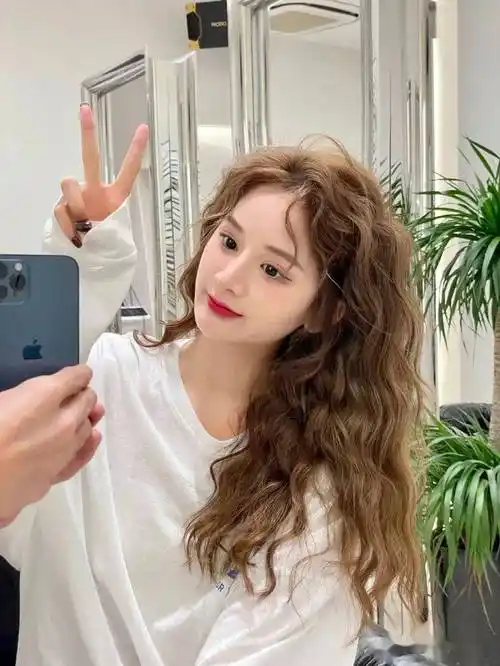 今年最火的发型,不管是短发,中长发,长发火的都是烫发过后的发型,一款