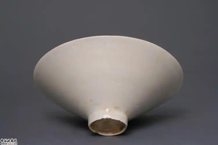 北宋湖田窑青白釉刻蓖花纹斗笠碗