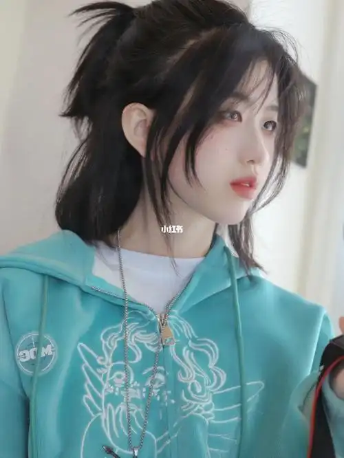 短发半马尾帅又少年