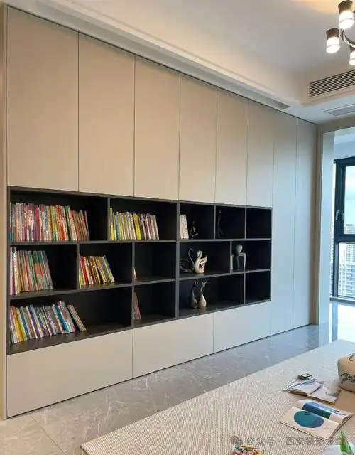 面积镂空落灰打理的麻烦,氛围感以及视觉美观都可以兼顾吊轨移门书柜