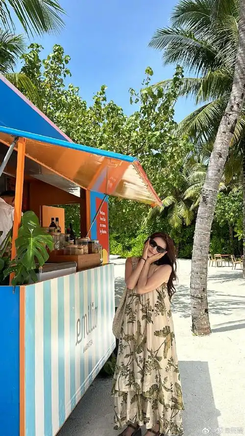 姜潮麦迪娜泳装互拍