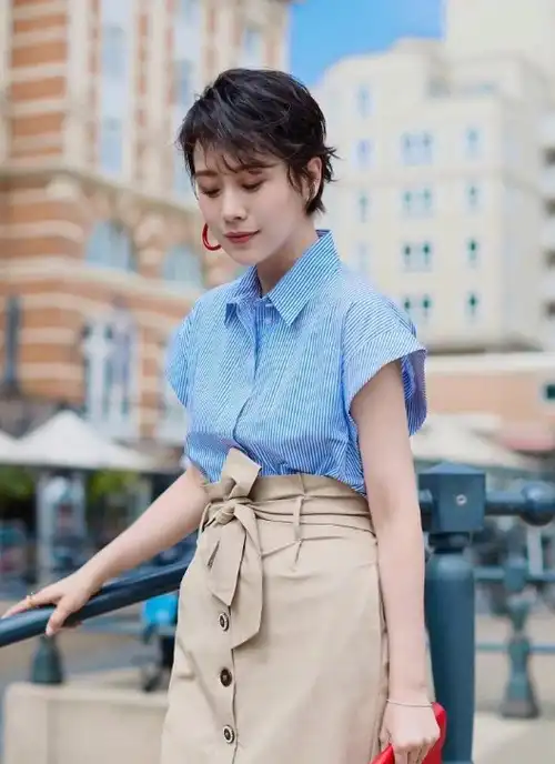 40岁海清,身穿一件蓝色的条纹衬衫,蓝色给人一种清新淡雅