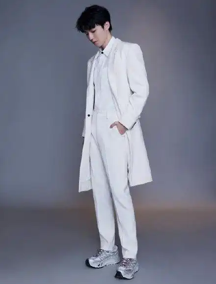 王俊凯纯白西装写真眼神好鲨 冷感十足