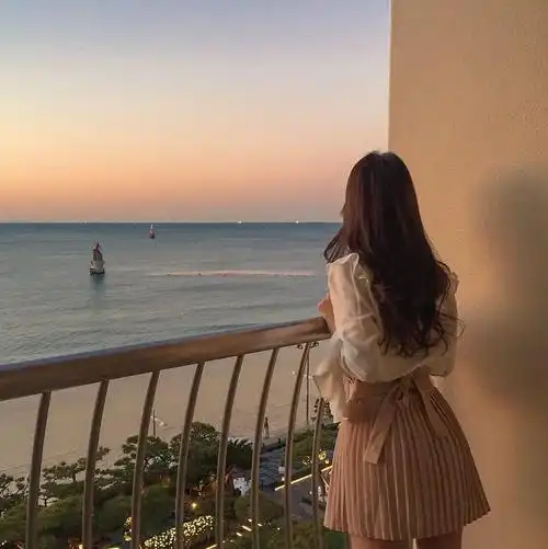 这个时候,背影,侧脸仰望天空,举起双手拥抱太阳.是很好的选择了.