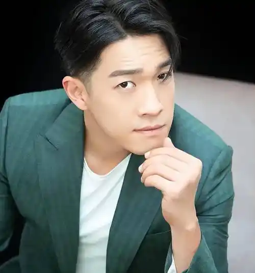 张丰毅儿子近照曝光,变身帅气男神,与父亲,母亲的关系揭秘_张博宇