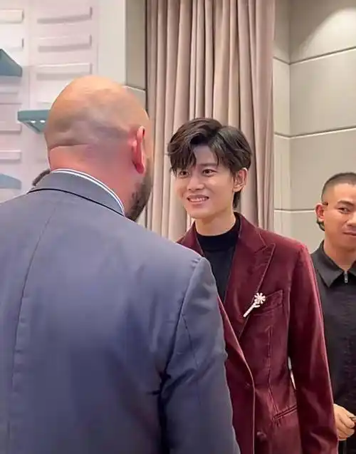 178cm任嘉伦出席活动,穿5cm增高鞋仍瘦小,听不懂英文太尴尬!