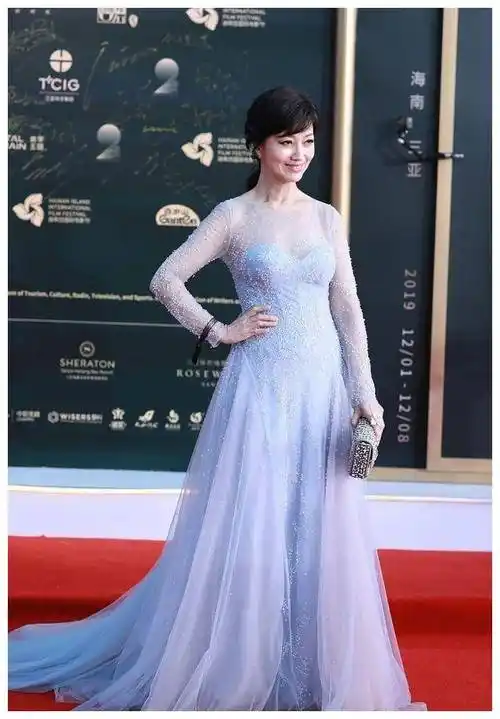 71岁赵雅芝情人节秀恩爱,你也有资本吗? 装嫩又能怎样?