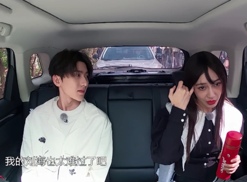 蔡徐坤帮baby整理头发,谁注意假发取下放哪了?绯闻白澄清了_腾讯新闻