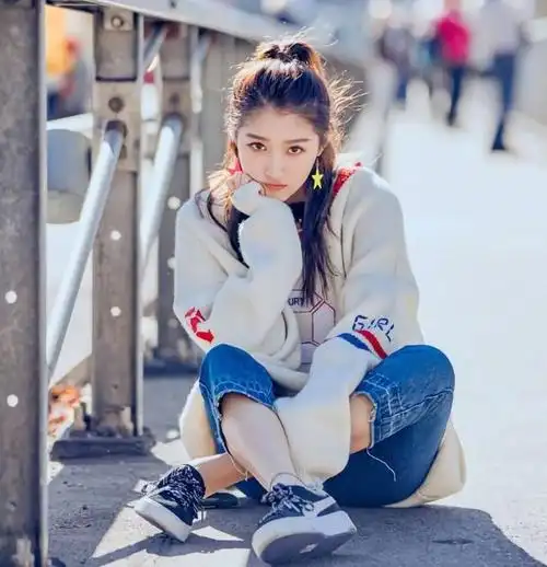 鹿晗捡到宝了关晓彤这么会省钱小时候的牛仔裤现在还穿