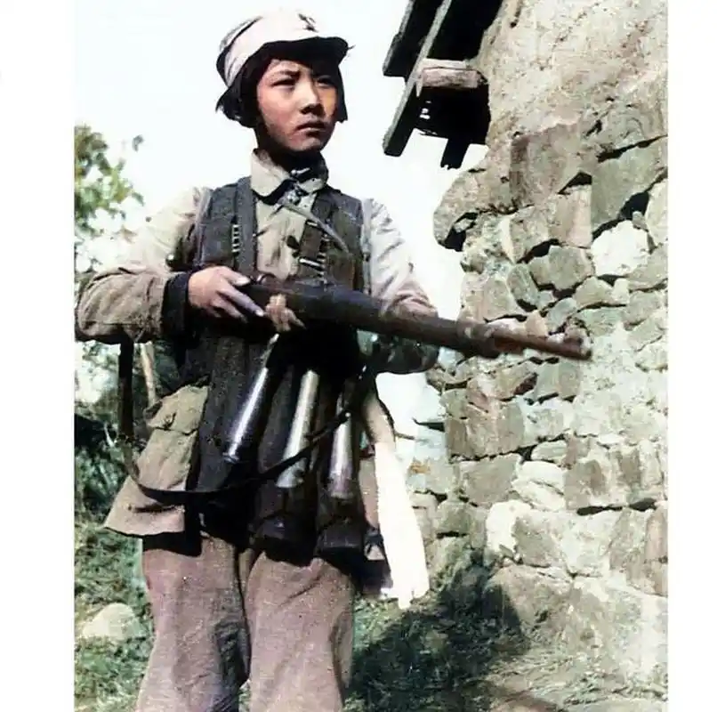 这张1941年的老照片展示了一位十六岁的八路军女战士.