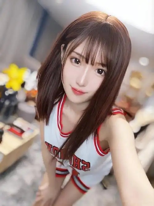 斗鱼腐团儿挑战nba球衣身材完美被网友盛赞比啦啦队员都美