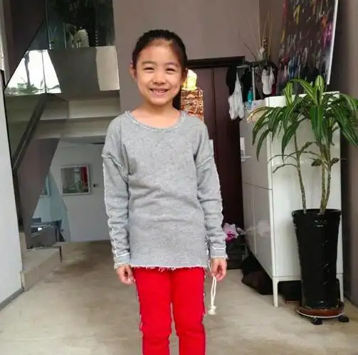 葛荟婕女儿童年俊俏小苹果穿运动裤笑出小酒窝与奶奶住楼中楼