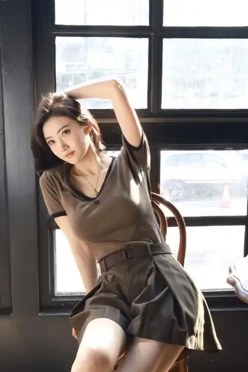 2013年开始,其主演的动作片《特殊身份》,警匪