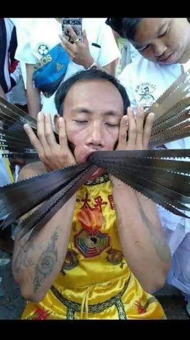 越到后面越让人费解了,曾看过台湾乩童会拿尖锐的神器打自己,让自己