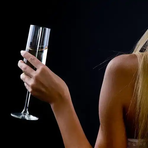 葡萄酒杯,手,女孩,黑色背景_高清图片_全景视觉