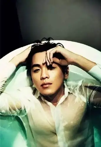 张若昀的胸是多少女明星梦寐以求的胸器网友笑喷了