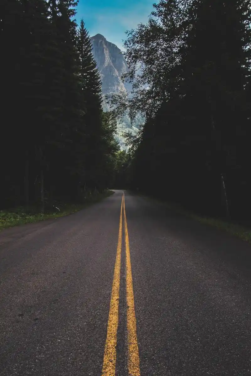 狭窄的双黄线公路