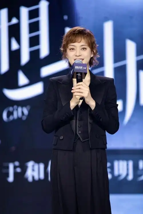 孙俪做了个小卷毛,身穿黑色西装出席活动,怎么这么耐看呢?