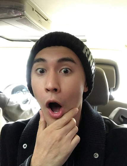 还和家人一起轮流合照惊讶的表情张伦硕今年6月成功求婚大自己12岁的