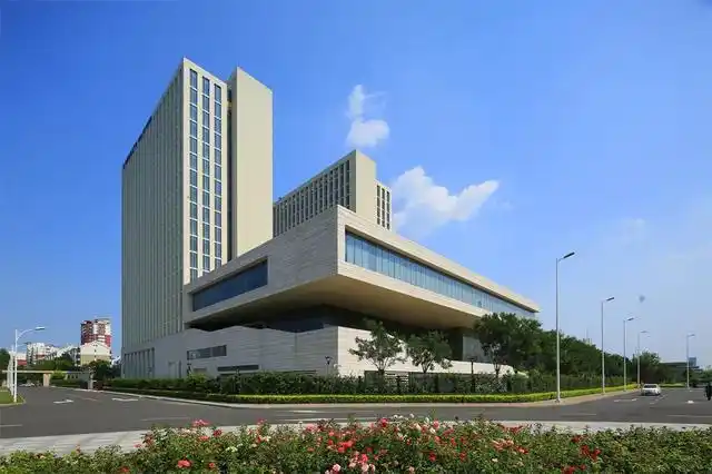 电视文化交流中心和电视产业开发为一体的综合性高层公共建筑,也是