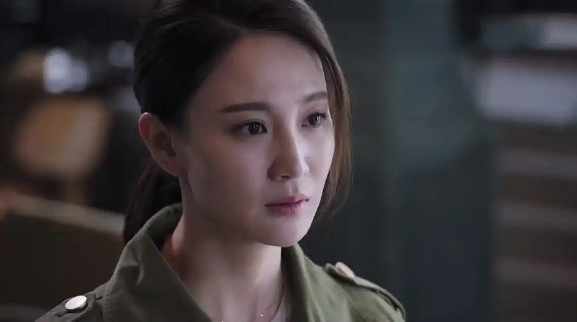 她的瞬间表演有点浮夸,为了掩饰内心的痛苦她没有表