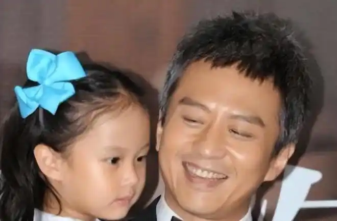 邓超一家四口出席中国乒乓首映礼儿子等等女儿小花已经长大