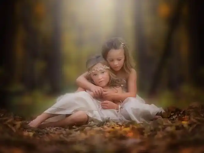 首页 可爱 两个逗人喜爱的小女孩在秋天 壁纸 下载 1920x1440 两个