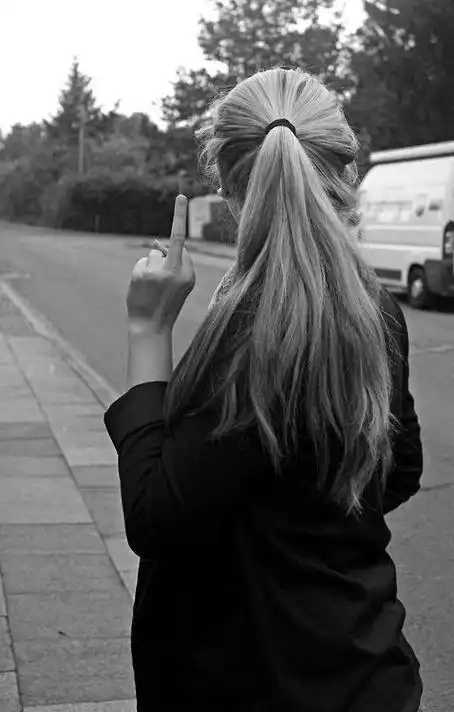 欧美复古女生手机壁纸2020_长发欧美女生伤感壁纸图片