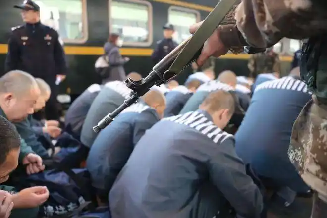 全程记录跟拍13小时火车硬座押解近百名服刑人员遣送