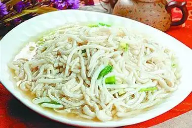 p>山菜菌鱼丝是一道美食,制作原料主要有山菜菌