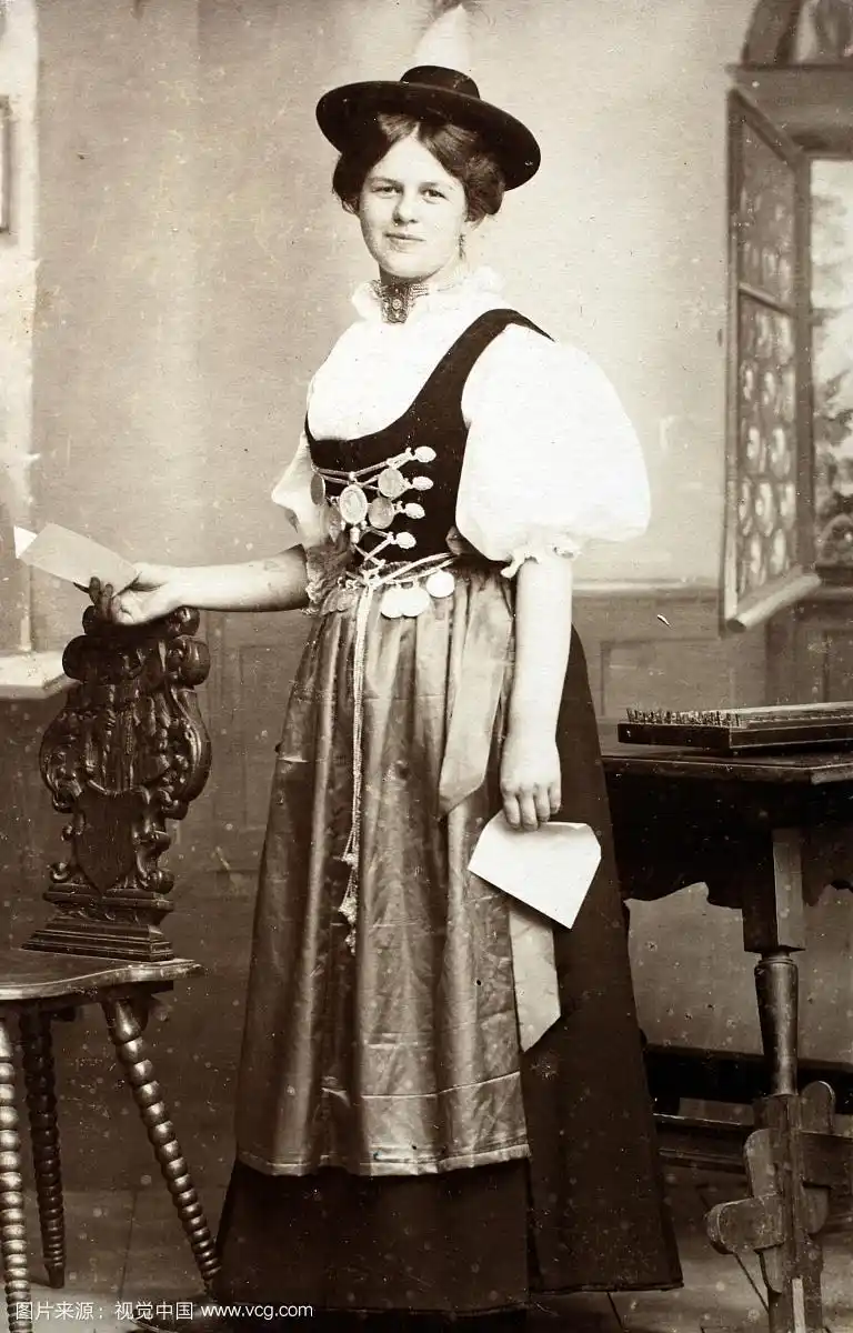 历史照片,身着传统服饰的女子,1901年,德国上巴伐利亚