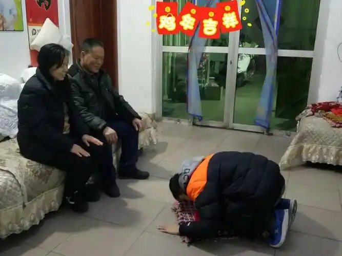 杨凯源同学为父母磕头.
