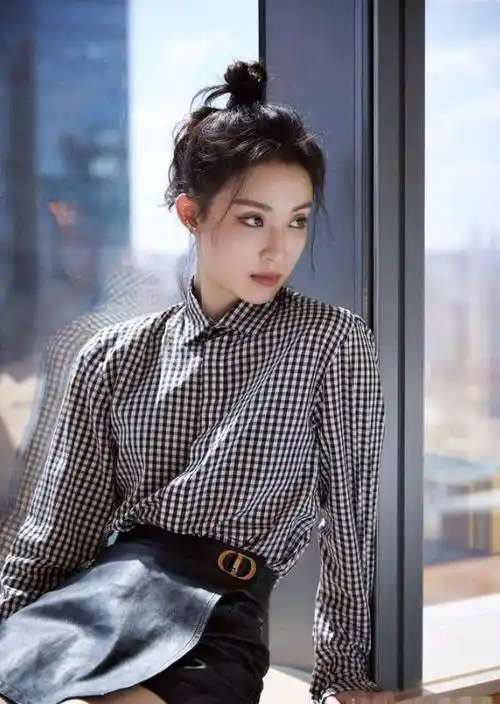 孙佳雨格子衬衫搭配a字裙,好身材尽显无疑,夜景写真美爆了!_感觉_女生