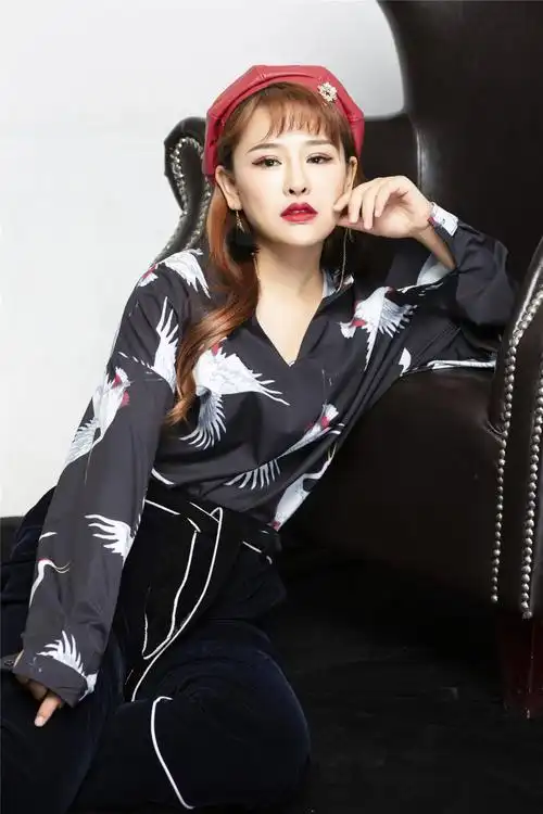 谭艳晒最新时尚写真女版光明爆红抖音