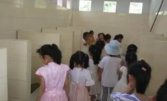 宁夏一小学女生生理期因厕所无门被同学嘲笑学校已做出回应