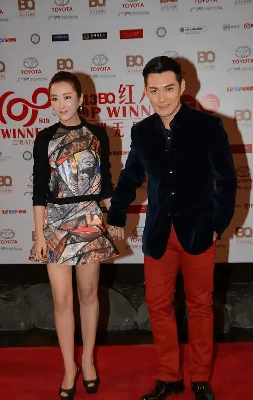 严屹宽老干部穿搭也很帅绅士扶杜若溪下车小两口好恩爱