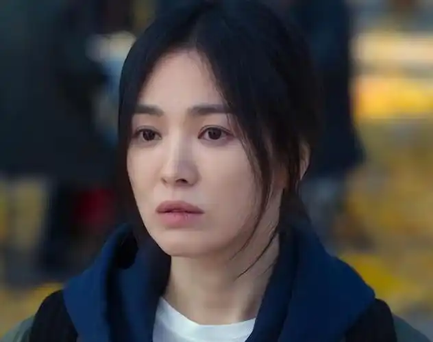 随着韩剧《黑暗荣耀》的热播,宋慧乔凭着剧中"文东恩"这个角色,再一次