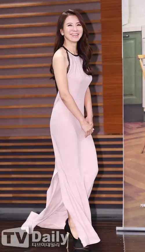 组图德善妈李一花亮相46岁穿粉裙气质佳