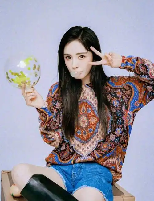 35岁杨幂短发造型曝光,网眼黑裙尽显时尚妩媚,大方露香肩玩时尚_黑色