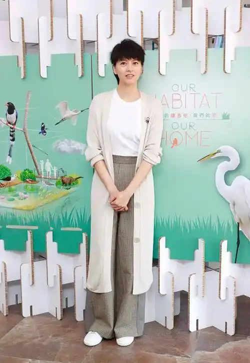 梁咏琪的176cm身高不是白给的,穿阔腿裤都看得出腿长,太有范儿_气质