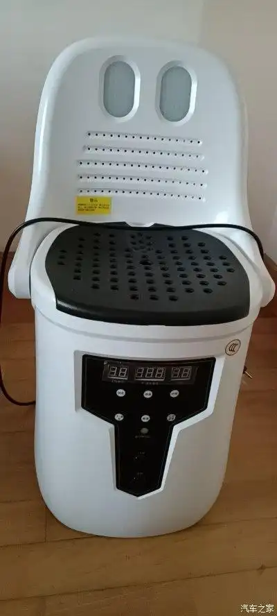 这是艾灸仪的正面!可以看到这个是在家里坐着就能用的!非常方便!