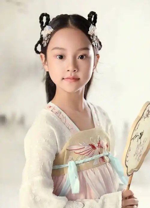 分别在自己的个人社交网站上面发布了微博庆祝自己的女儿甜馨八岁生日