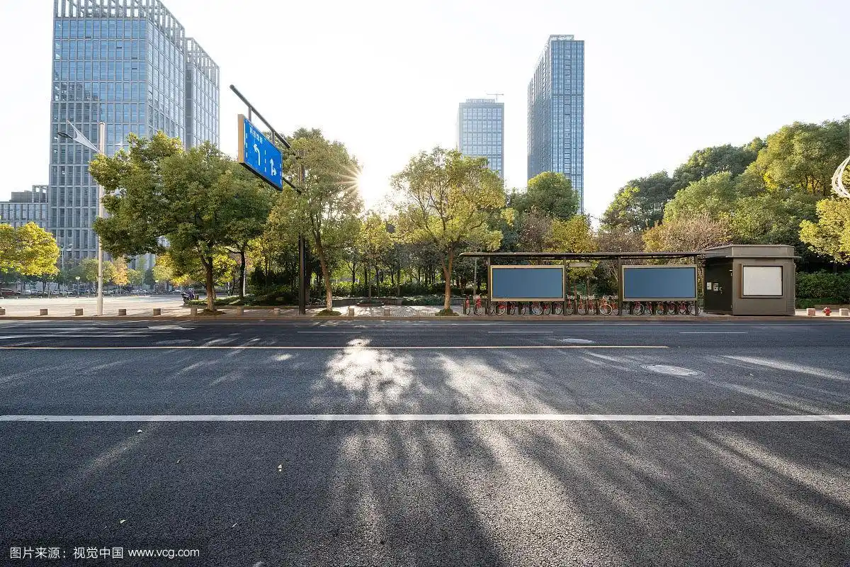 城市内的沥青马路