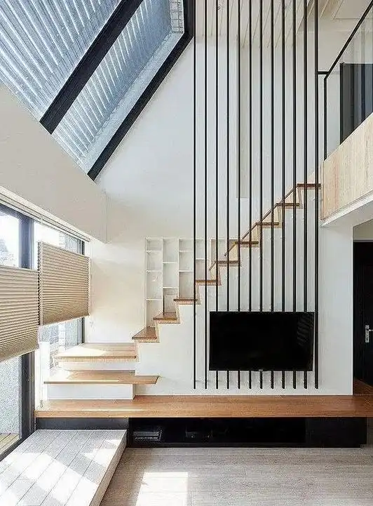 今天跟大家分享一下,复式楼楼梯扶手跟电视背景墙结合的案例,戴氏楼梯