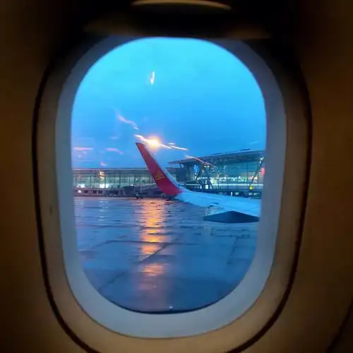 飞机窗里的世界