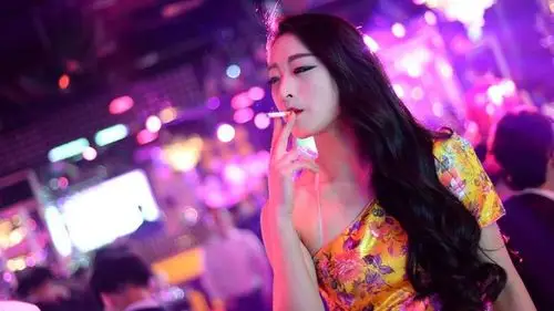 图片故事:中国夜店里形形色色的酒吧女[图集] : 在中国夜店里,活跃着